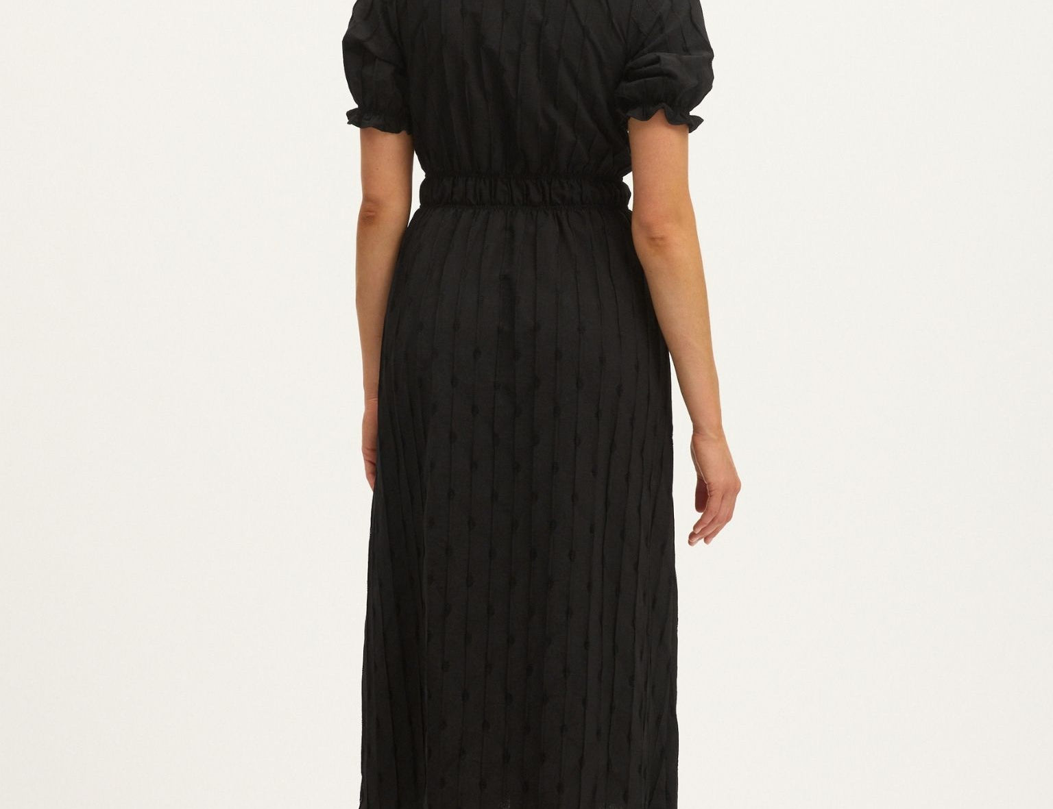 Model wearing Summery Copenhagen Karen Midi Dress in Black – back view