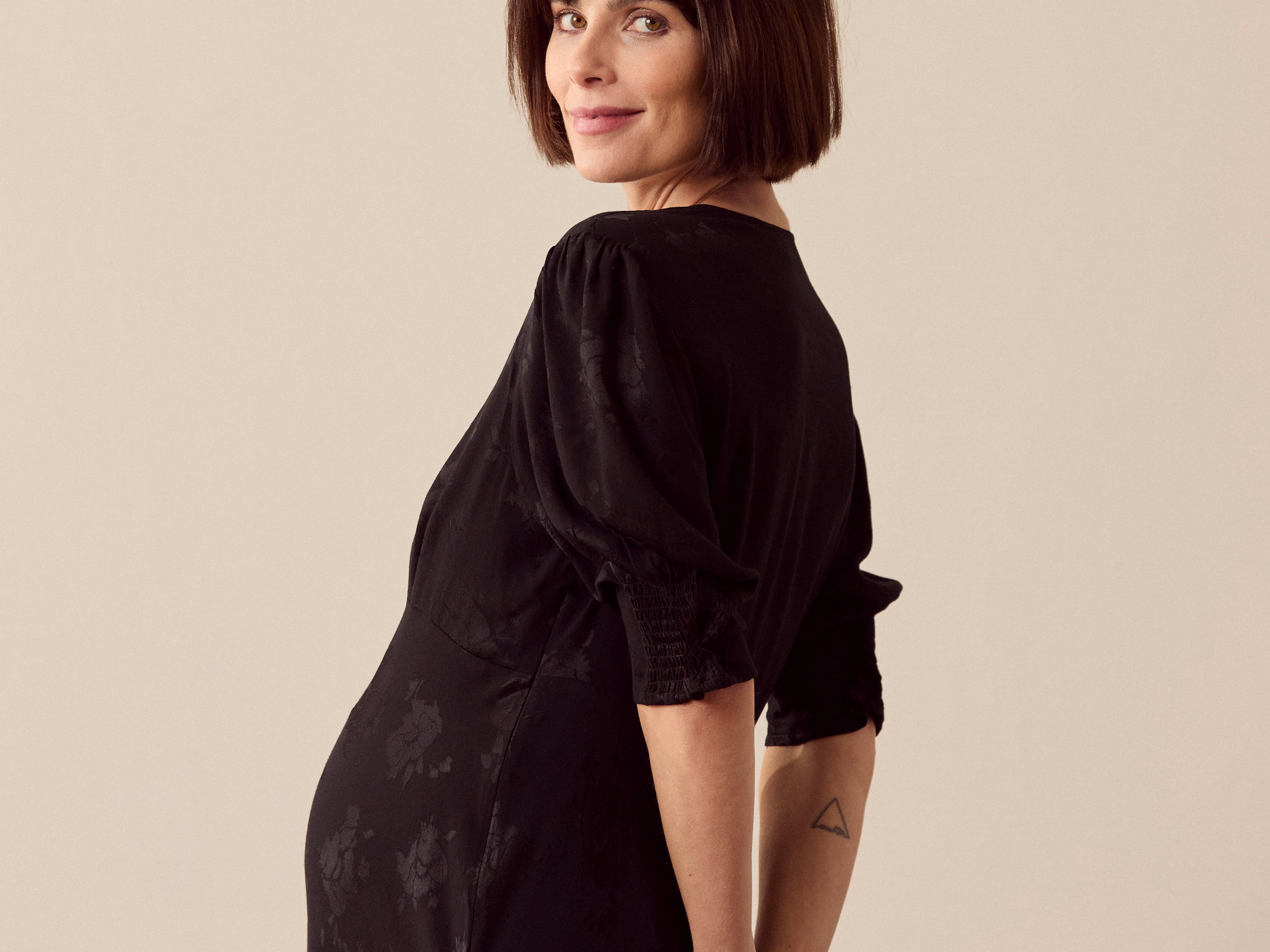 maternity wedding guest dresses, pregnancy outfits for weddings, 