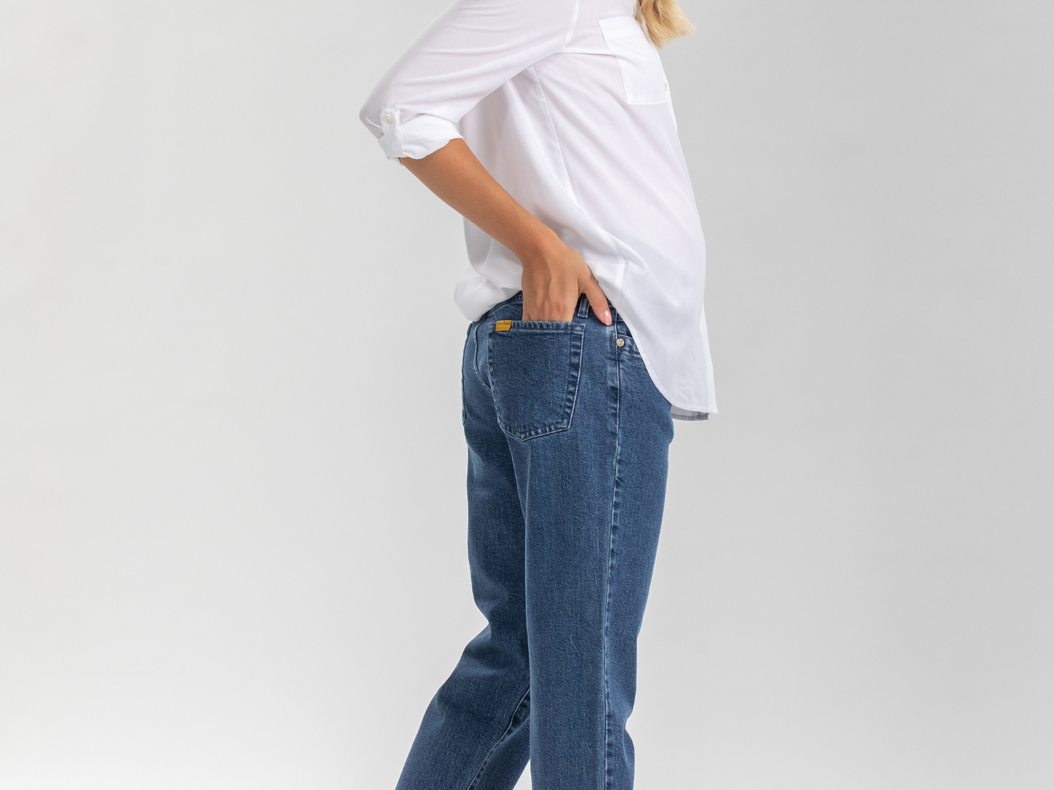Pietro Brunelli 90s Straight Leg Maternity Jeans in a Dark-Wash