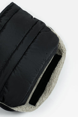 Agnar Eco stroller mitten in black, close-up of the open end showing the light fleece lining and a black fastening strip