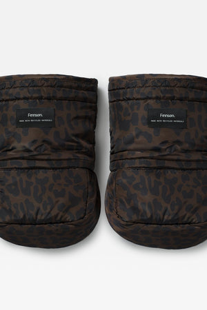 Astrid Eco Universal Stroller Mittens in Chocolate Leopard: pair of quilted mittens with Finnson label, front view