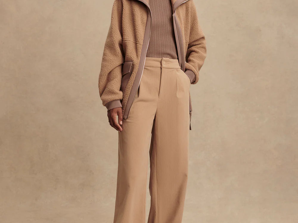 Model wearing Varley Eleanor Patch Pocket Fleece in soft borg fabric with DoubleSoft® trims and front zip.