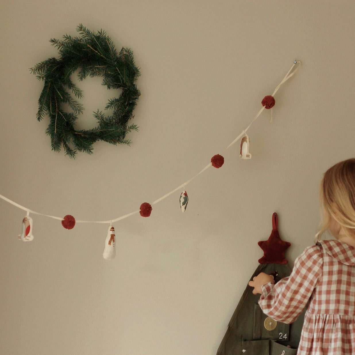Avery Row Christmas Garland Frosty Friends 4