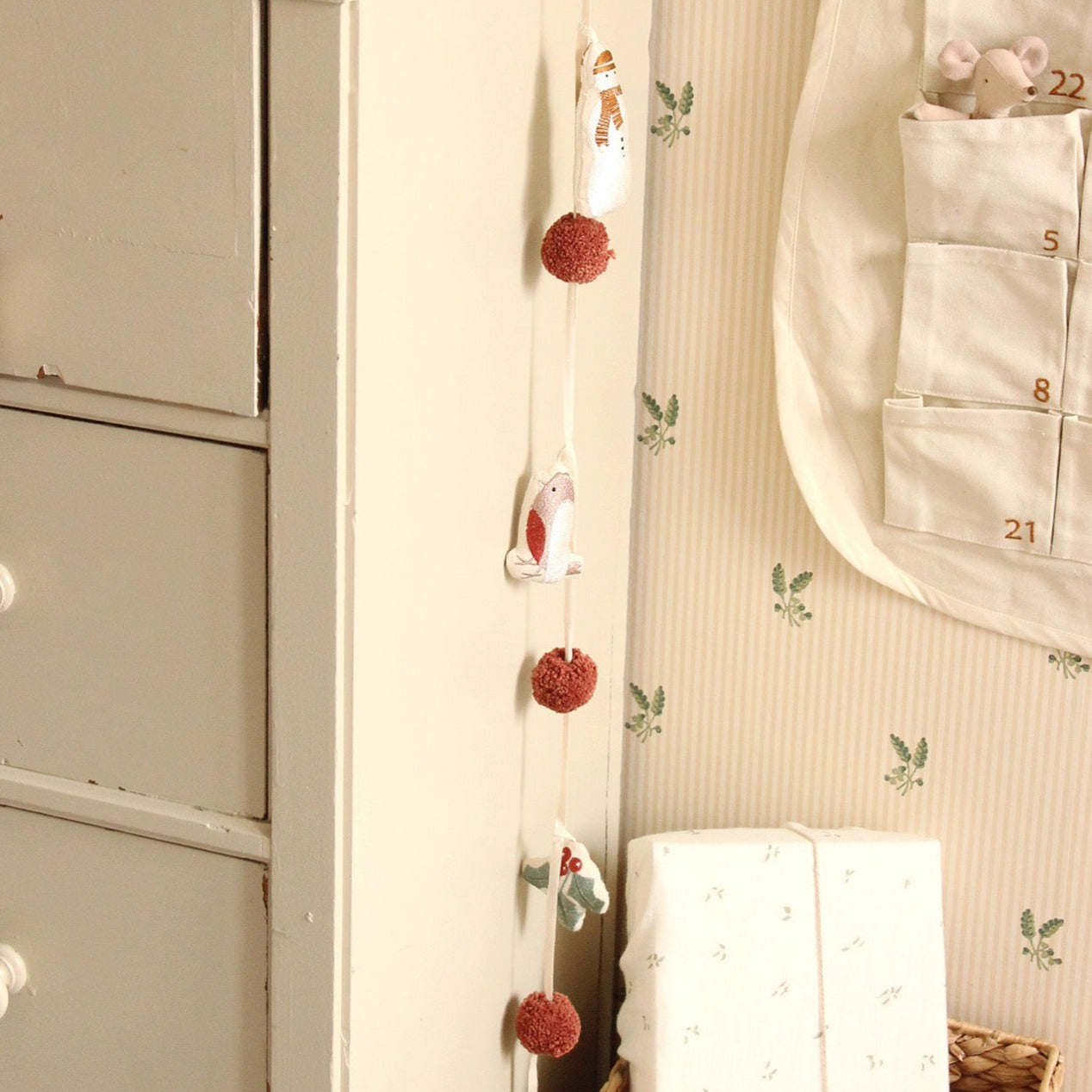 Avery Row Christmas Garland Frosty Friends 2
