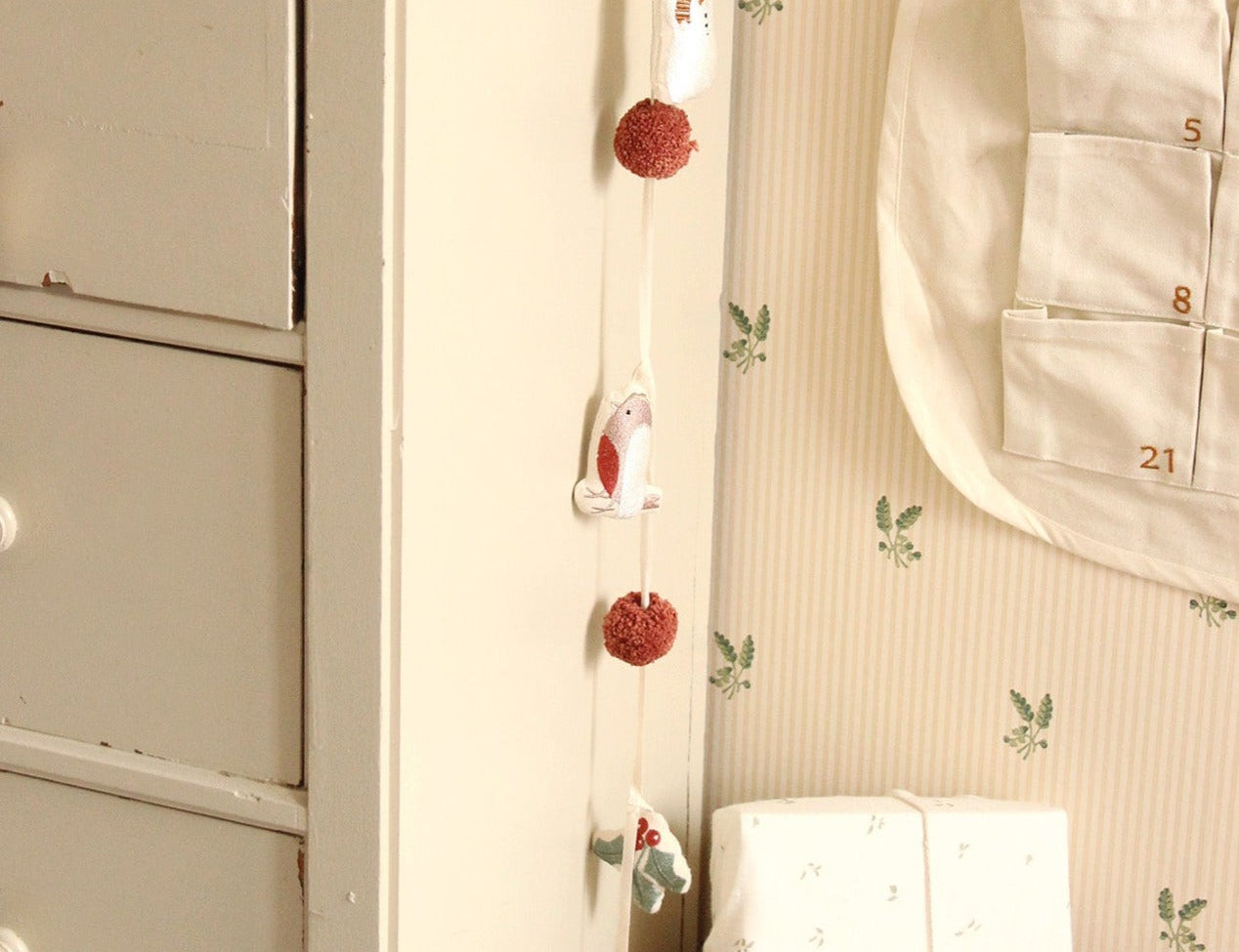 Avery Row Christmas Garland Frosty Friends 2