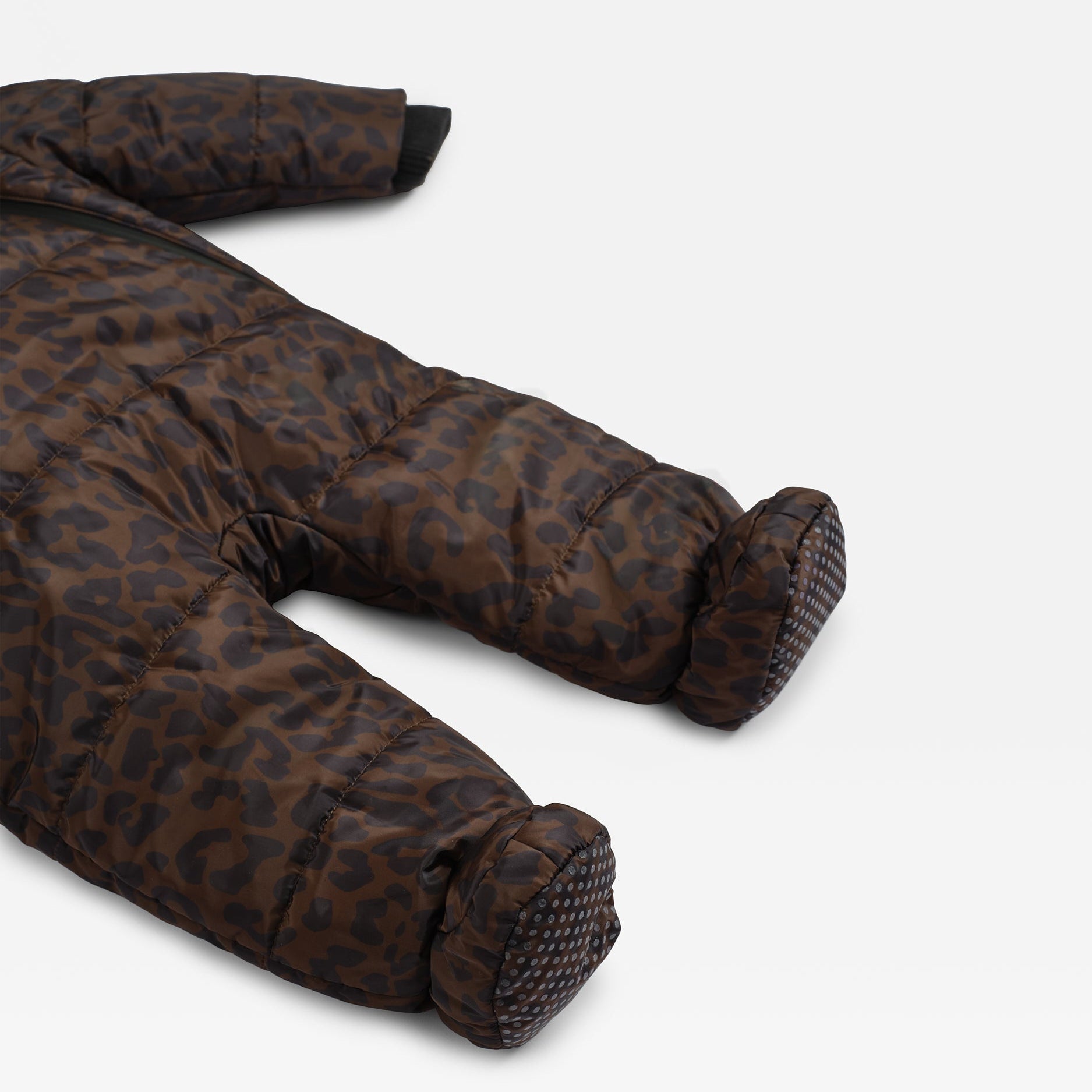 ANDERS Eco Snowsuit Chocolate Leopard, close-up of the padded footed legs with dotted grip soles