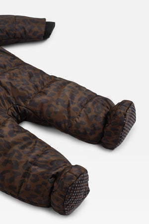 ANDERS Eco Snowsuit Chocolate Leopard, close-up of the padded footed legs with dotted grip soles